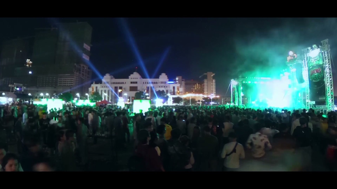 Crowd and main stage at the JINRO 360 EDM Festival produced by Dreamkey Entertainment